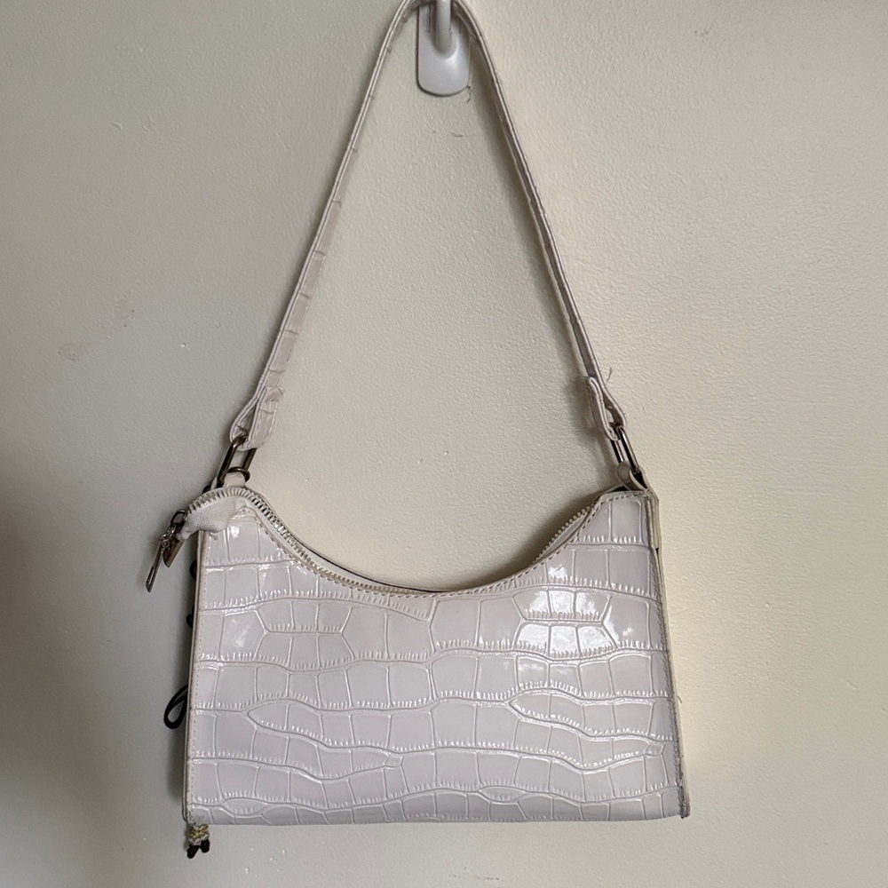 Elegant White Crocodile-Embossed Shoulder Bag